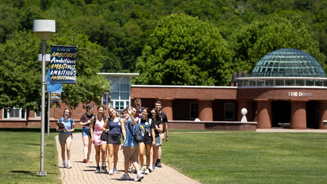 Students walking across the Quad during Orientation