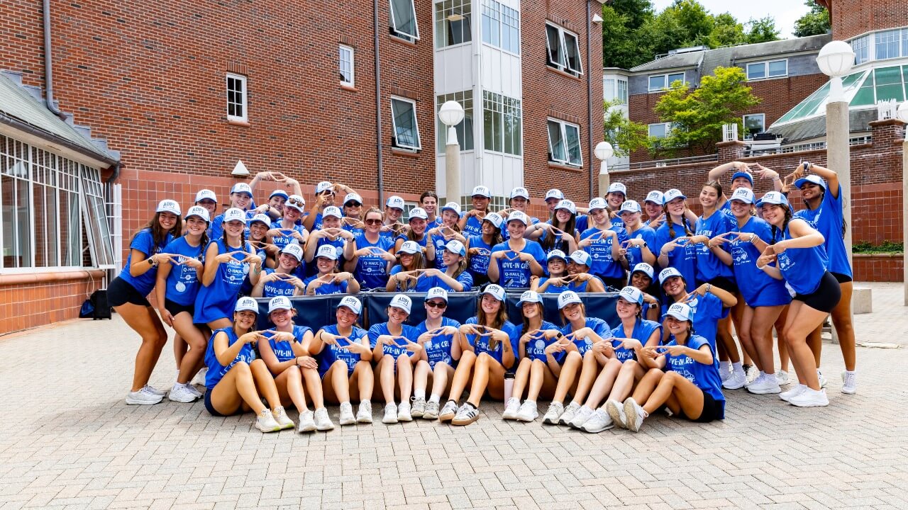 Large move-in crew group poses during Quinnipiac move-in